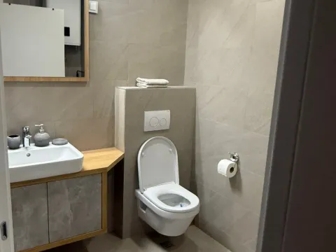 Rent, one bedroom apartment, 60m², Budva, Crna Gora - image 11