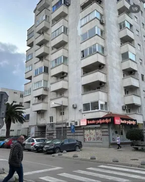 Pogled na spoljašnjost stambene zgrade sa poslovnim prostorom u prizemlju i parkingom. - image 2