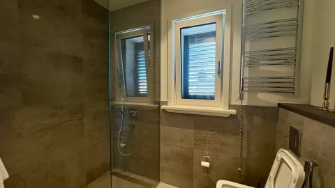 Moderne kupatilo sa tuš kabinom i prozorom. - image 5