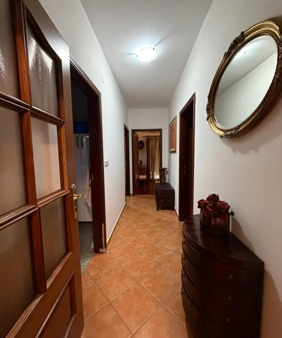 Izdavanje, trosoban stan, 100m², Gorica C, Podgorica