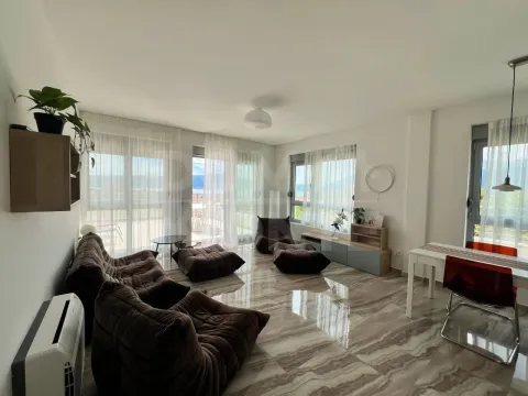 Izdavanje, trosoban stan, 90m², Tivat, Crna Gora - image 1