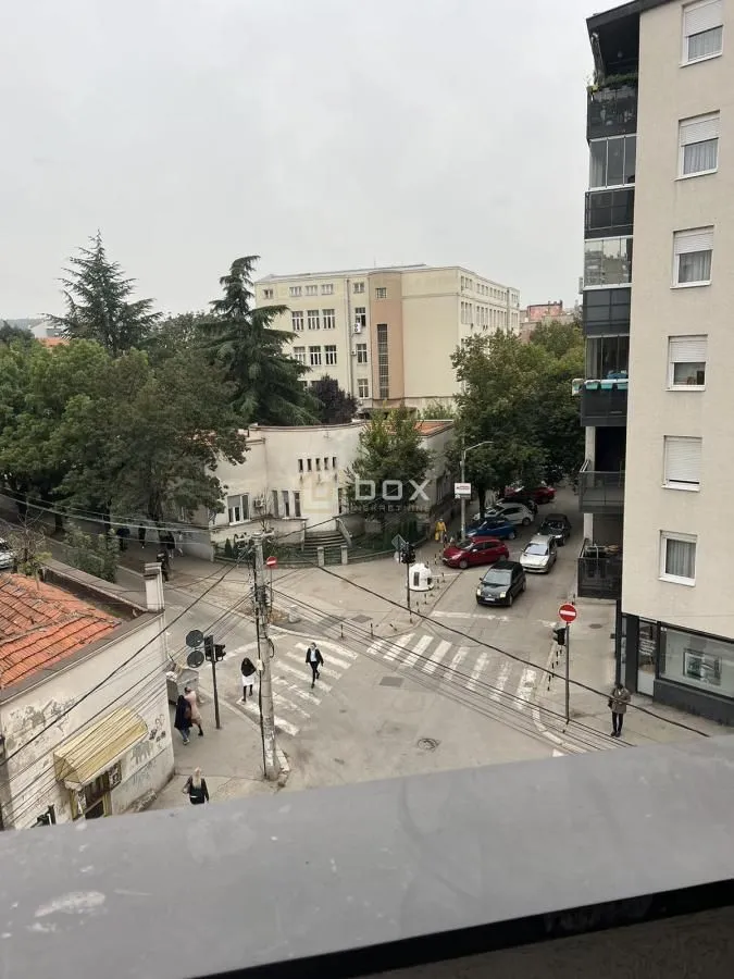 Pogled sa terase na ulicu i okolne zgrade.