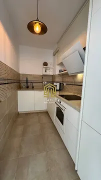 Moderna i uredna kuhinja sa ugradnim elementima i aparaturom. - image 6