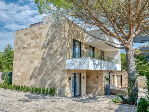 Izdavanje, kuća, 250m², Zagora, Kotor - image 17