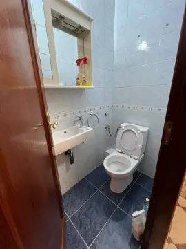 Manje kupatilo sa lavaboom, wc šoljom i ogledalom. - image 7