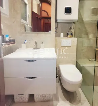 Savremeno opremljeno kupatilo sa belim sanitarijama i tuš kabinom. - image 12