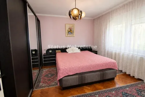 Spavaća soba sa bračnim krevetom, velikim ormarom i prozorom. - image 14