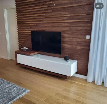 Moderan dnevni boravak sa drvenom zidnom oblogom i TV komodom. - image 3