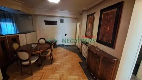 Dnevni boravak sa trpezarijskim stolom i stolicama, parketom i zidnim ukrasima. - image 15