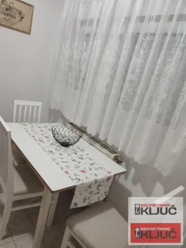 Trpezarijski sto sa stolicama pored prozora sa belim zavesama. - image 6