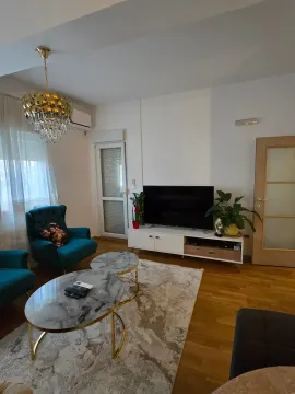 Dnevna soba sa garniturom, TV komodom i modernim lusterom. - image 2