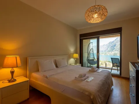Rent, three bedroom apartment, 140m², Škaljari, Kotor - image 13