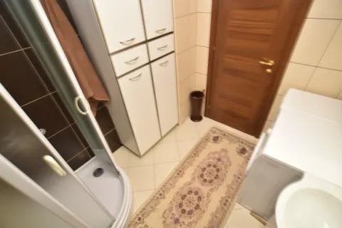 Svijetlo kupatilo sa tuš kabinom, bijelim ormarićem i veš mašinom. - image 14