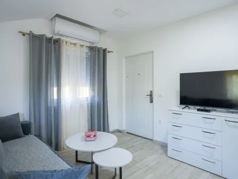 Izdavanje, jednosoban stan, 40m², Radanovići, Kotor - image 9