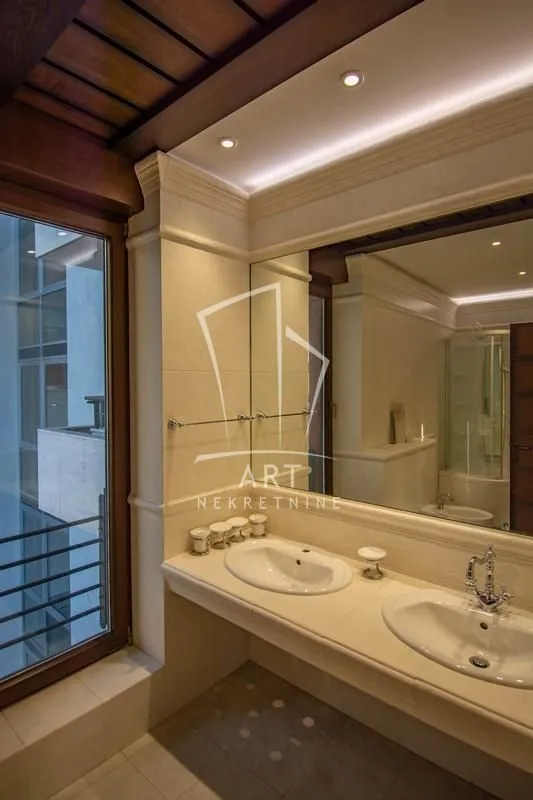 Sale, four bedroom apartment, 150m², Kalenić Pijaca, Vračar Sve Podlokacije