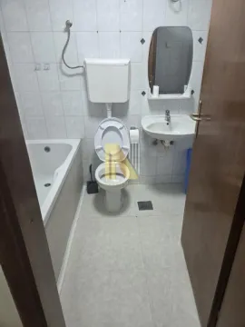 Manje kupatilo sa kadom, lavaboom i toaletom. - image 7