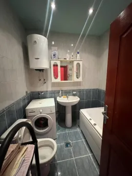 Kupatilo opremljeno kadom, lavaboom i veš mašinom. - image 15