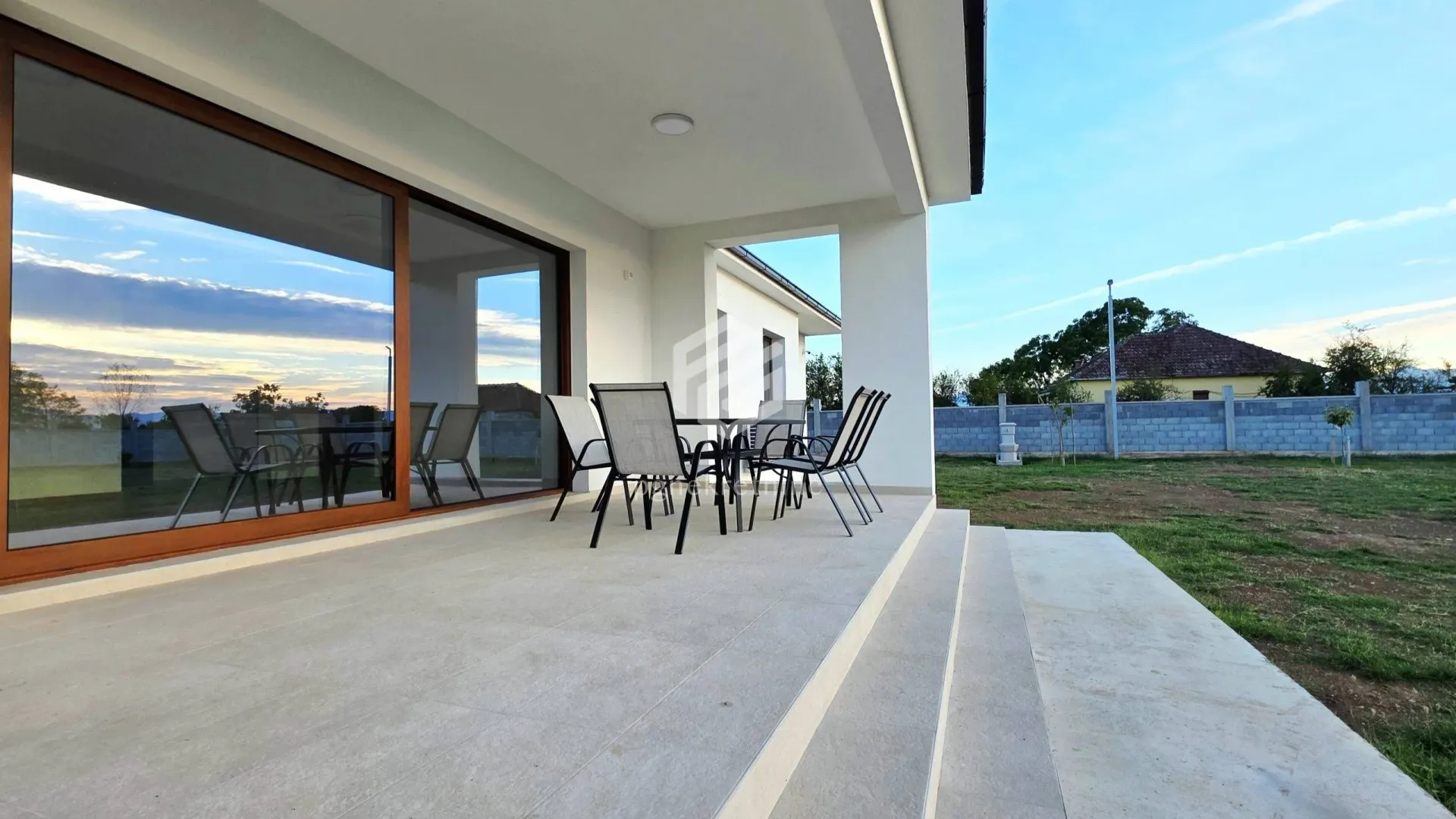 Izdavanje, kuća, 190m², Golubac, Srbija