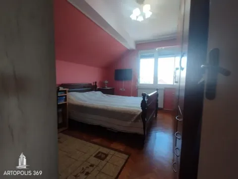 Spavaća soba sa bračnim krevetom i prozorom. - image 11