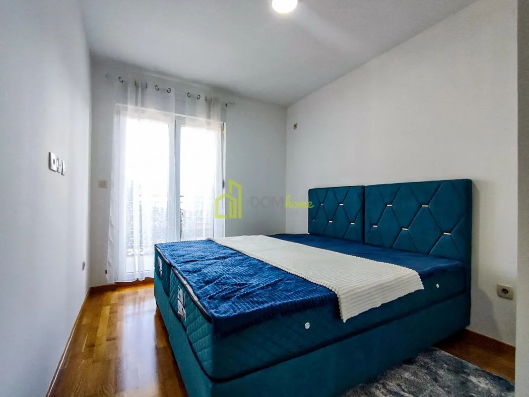 Bedroom with a double bed and access to the terrace.