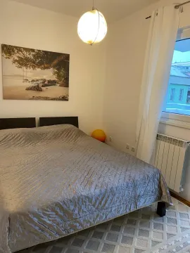 Spavaća soba sa bračnim krevetom, umjetničkom slikom i prozorom. - image 9