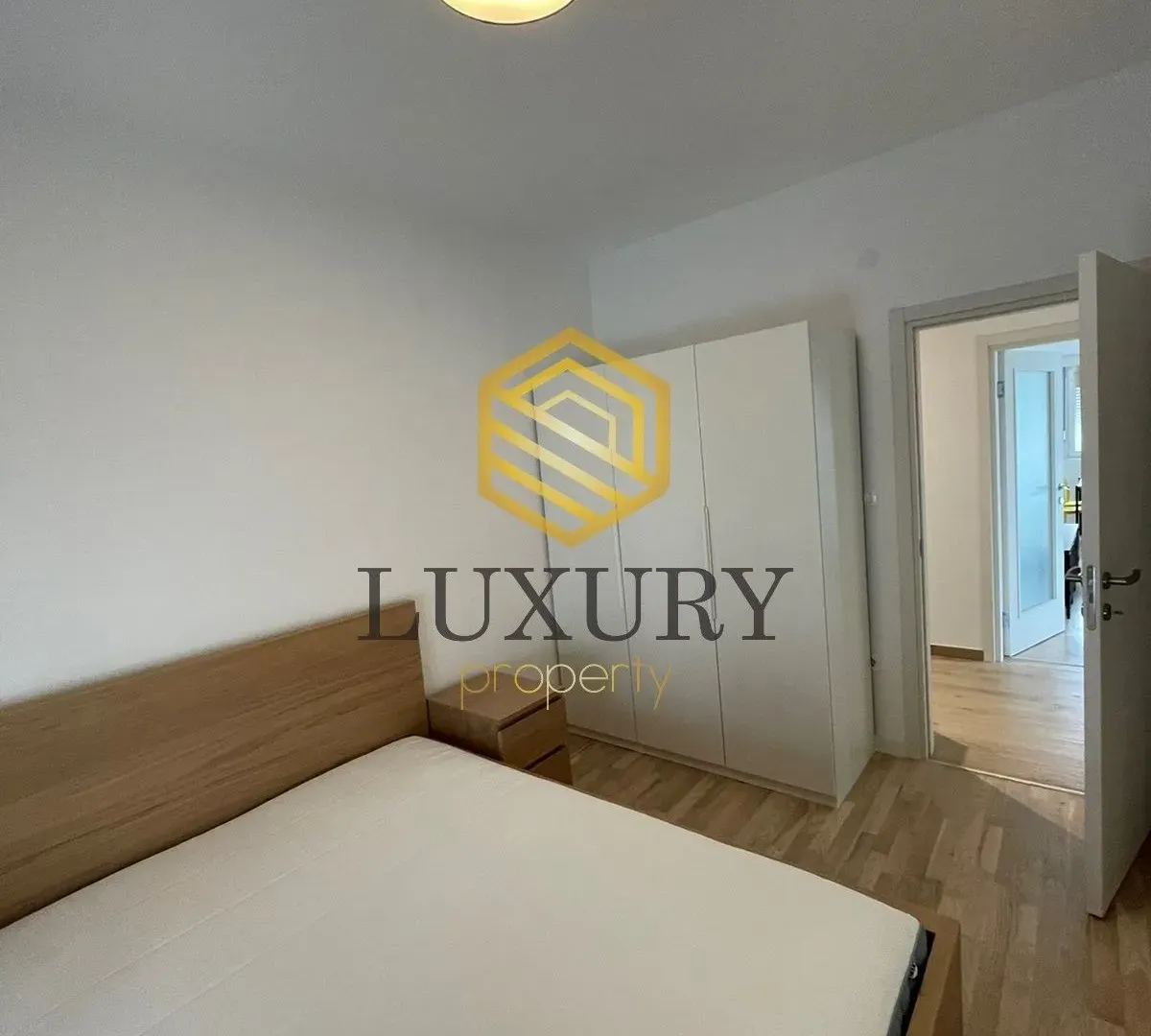 Izdavanje, dvosoban stan, 70m², Centar, Podgorica