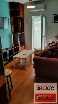 Dnevna soba sa garniturom, TV-om i izlazom na terasu. - image 5