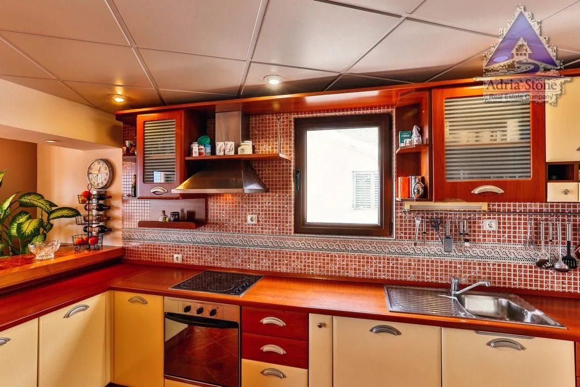 Izdavanje, trosoban stan, 156m², Dubovica, Budva
