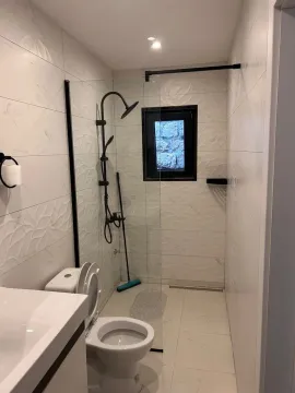 Moderno opremljeno kupatilo sa tuš kabinom. - image 8