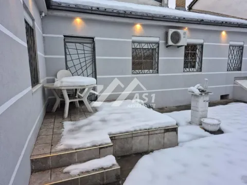 Snimak dvorišta i terase kuće prekrivenih snegom. - image 9