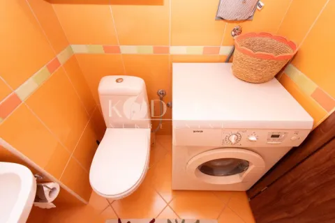 Manje kupatilo sa WC šoljom i veš mašinom. - image 12