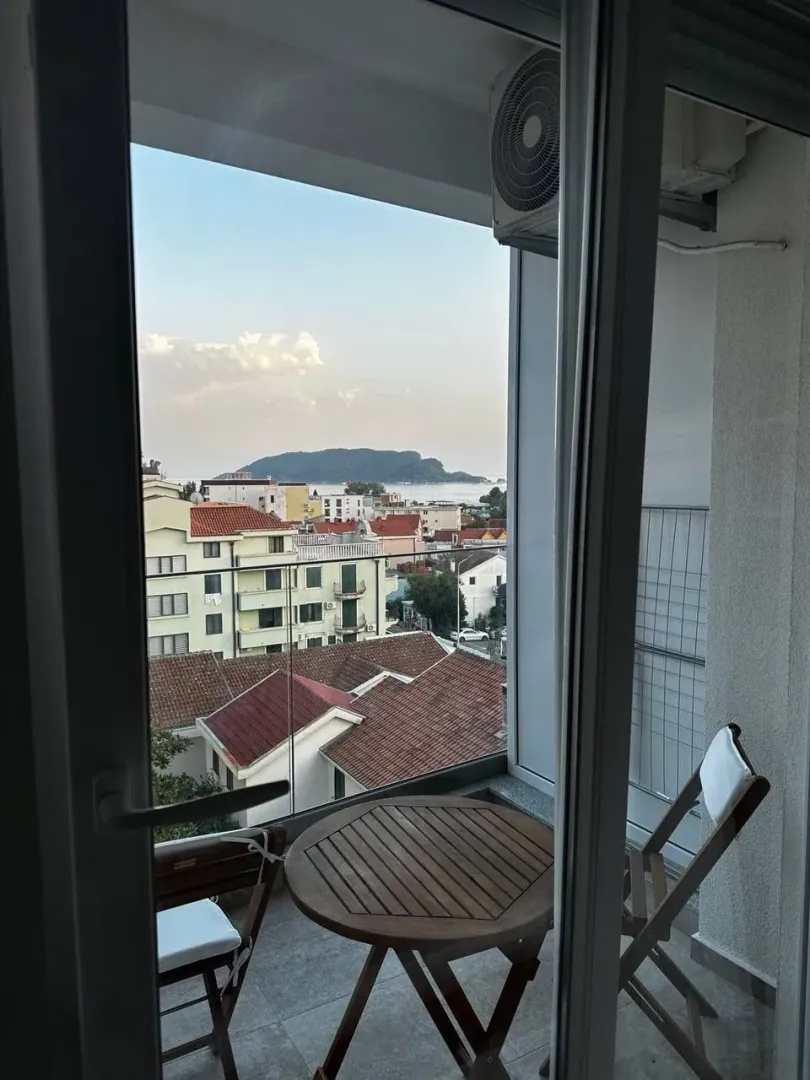 Pogled sa terase na grad i more.