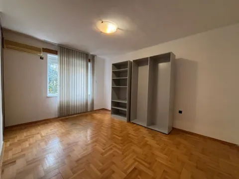 Izdavanje, poslovni prostor, 60m², Centar, Podgorica - image 4