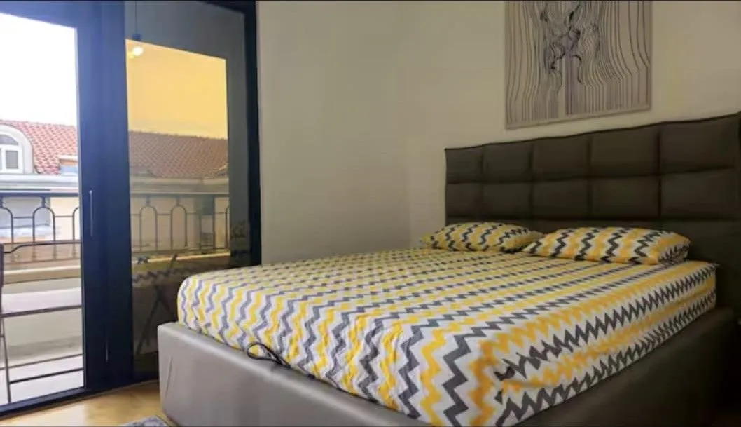 Furnished bedroom with a double bed and access to the terrace.