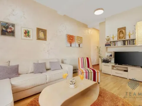 Izdavanje, dvosoban stan, 47m², Sveti Stasije, Kotor