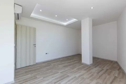Prazna soba sa bijelim zidovima, laminatom i klima uređajem. - image 22