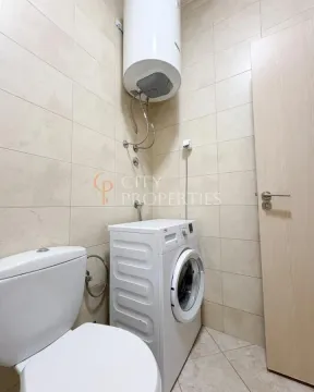 Kupatilo opremljeno toaletom, veš mašinom i bojlerom. - image 5