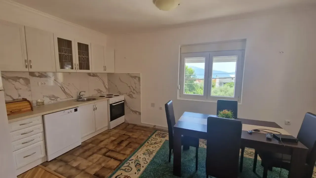 Izdavanje, stan, 70m², Tivat, Crna Gora