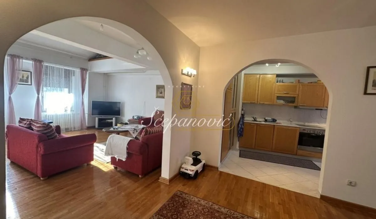 Prodaja, četvorosoban stan, 151m², Centar, Novi Sad