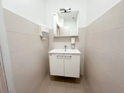 Izdavanje, poslovni prostor, 75m², Centar, Podgorica - image 4