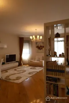 Dnevna soba sa garniturom, televizorom i policama za knjige. - image 6