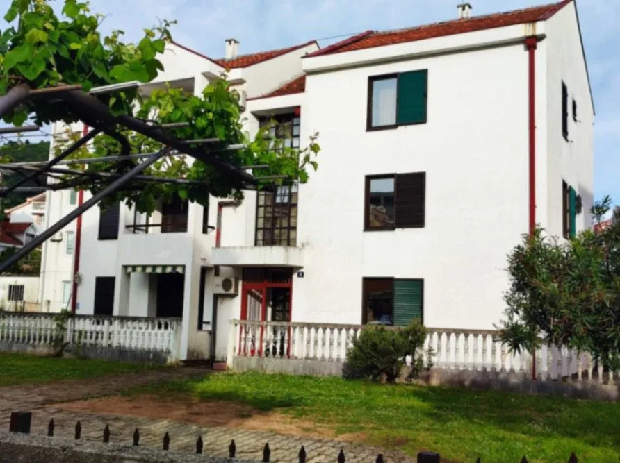 Izdavanje, dvosoban stan, 60m², Babilonija, Budva