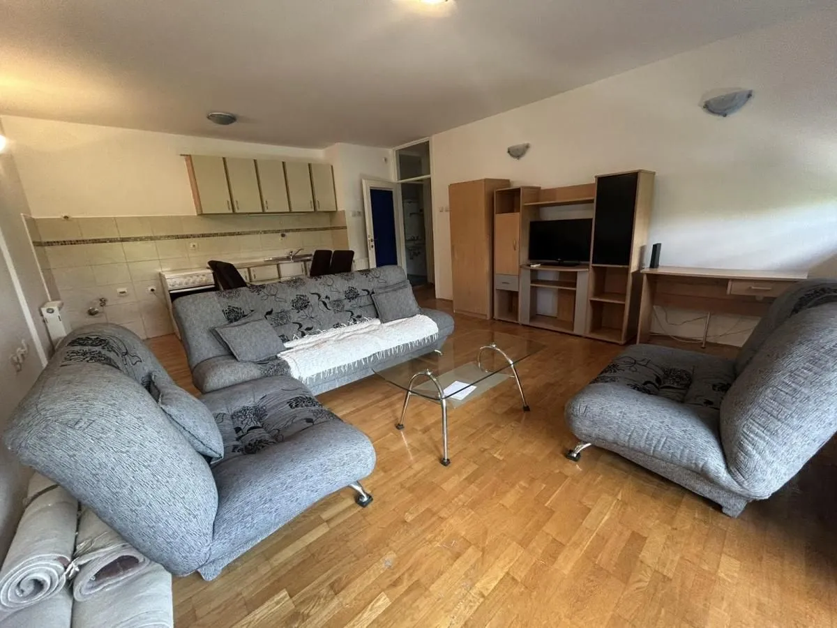 Izdavanje, dvosoban stan, 68m², Centar, Niš