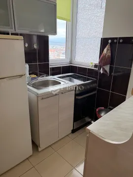 Manja kuhinja sa sudoperom, šporetom i frižiderom. - image 7