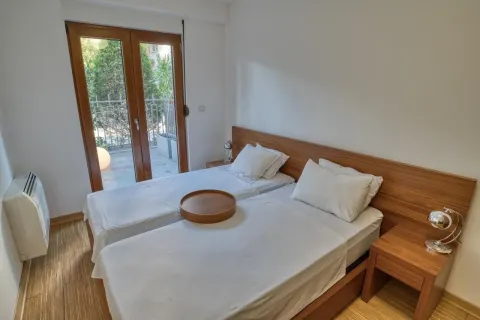 Svijetla spavaća soba sa dva singl kreveta i izlazom na balkon. - image 27