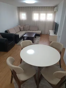 Svijetao dnevni boravak sa trpezarijskim stolom i ugaonom garniturom. - image 3