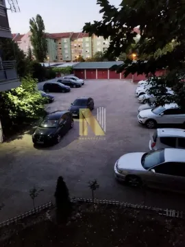 Pogled sa terase na parking prostor ispred zgrade. - image 19