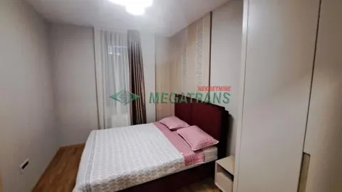 Nameštena spavaća soba sa bračnim krevetom i ormarom. - image 11