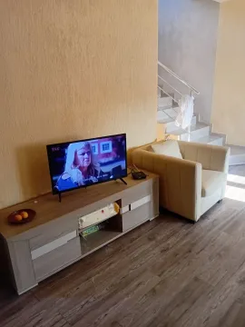 Dnevni boravak sa televizorom i foteljom, uz stepenište u pozadini. - image 2