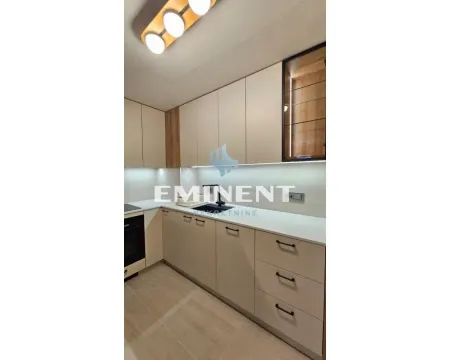 Moderna kuhinja sa ugradnim elementima i radnom površinom. - image 4